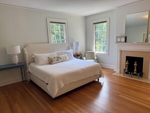 5 bedrooms, iron/ironing board, WiFi, bed sheets