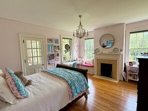 5 bedrooms, iron/ironing board, WiFi, bed sheets