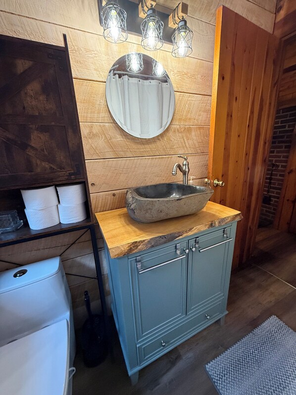 Toallas, jabón, papel de baño 