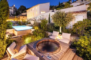 Front of property - evening/night - La Maison des Jardins (Gigondas)