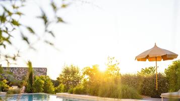 Una piscina al aire libre