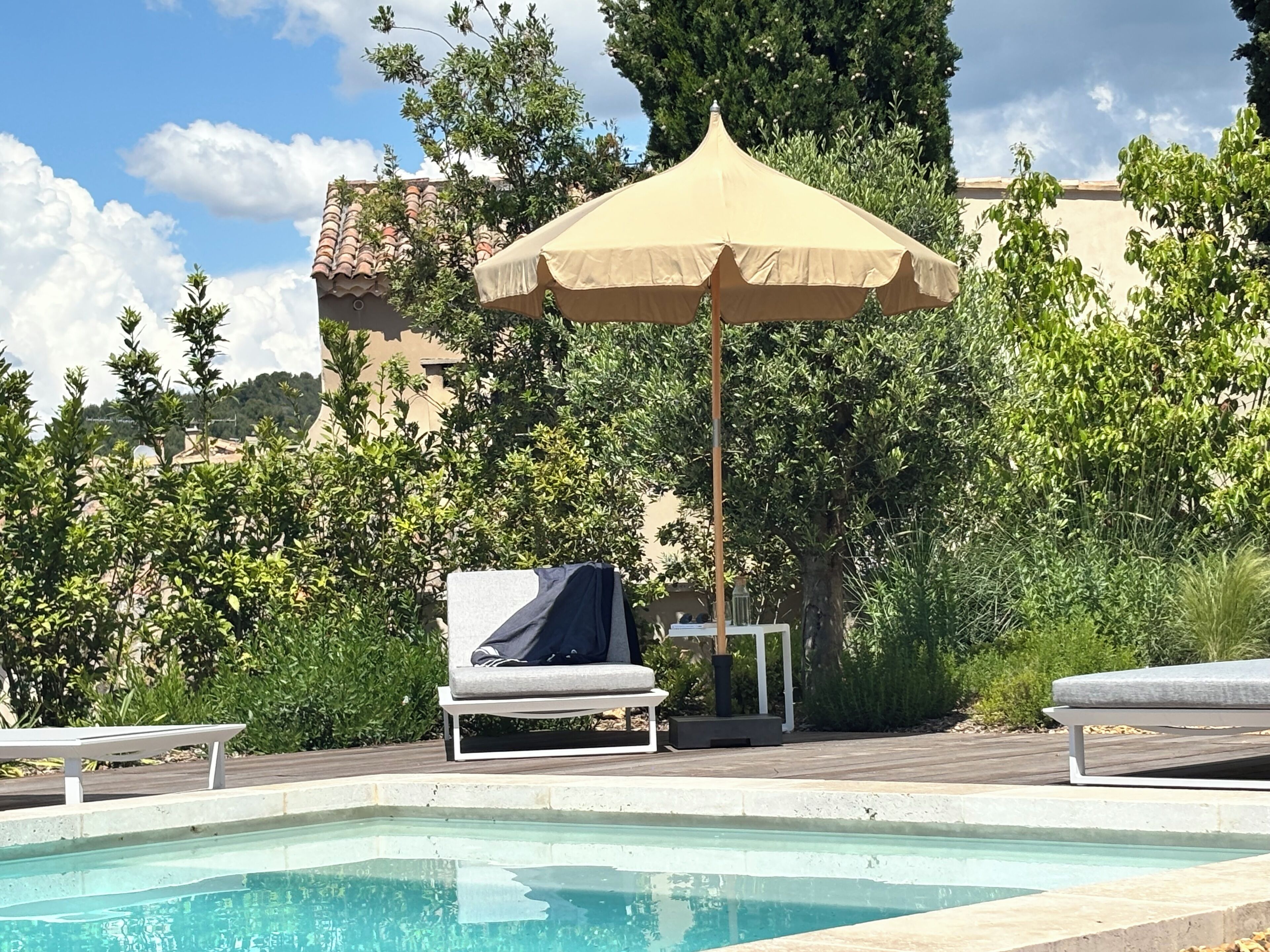 สระว่ายน้ำกลางแจ้ง