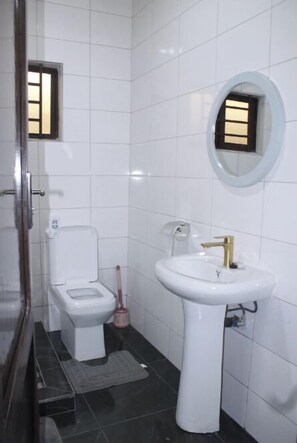 Douche, savon, papier toilette