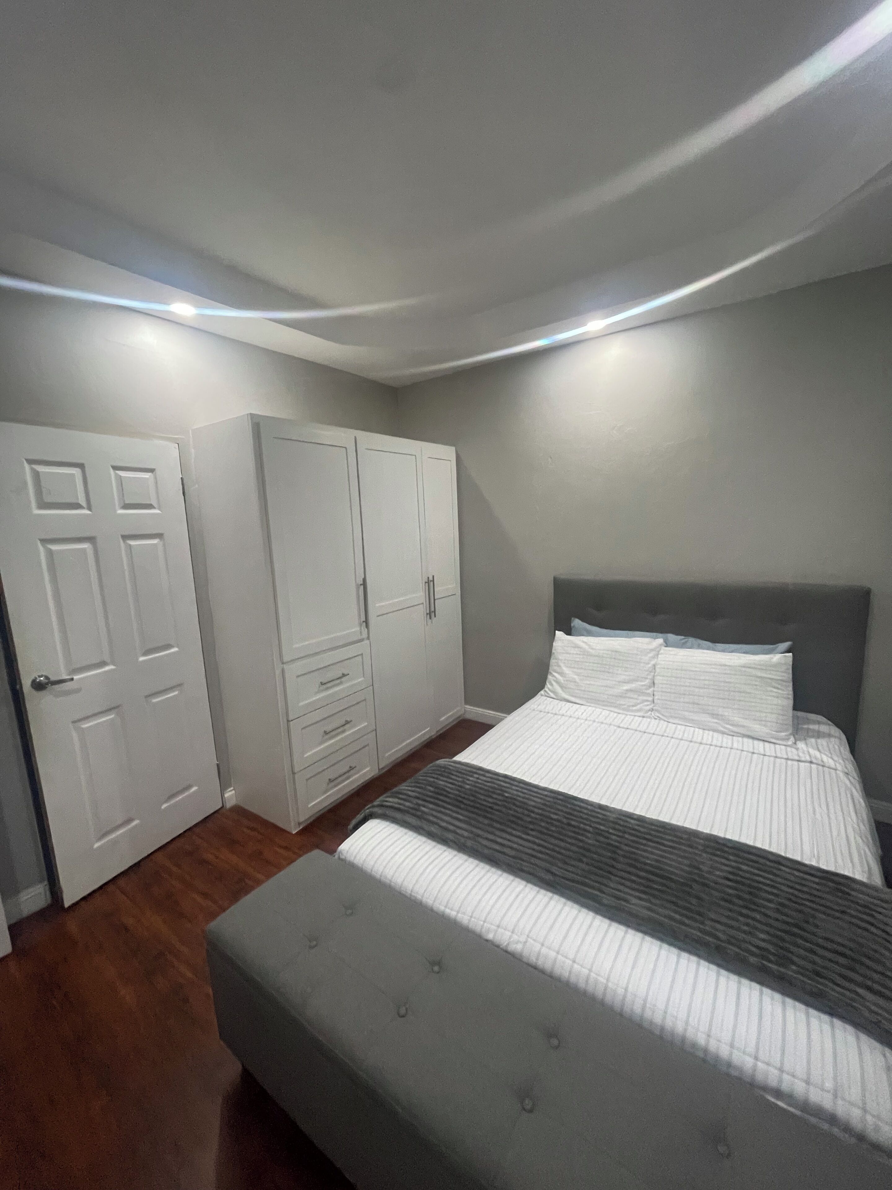 1 slaapkamer, een strijkplank/strijkijzer, gratis wifi, beddengoed