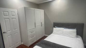 1 dormitorio, tabla de planchar con plancha, wifi gratis y ropa de cama