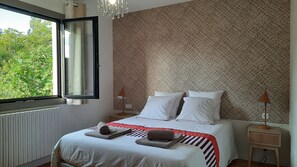 4 quartos, ferros/tábuas de passar roupa, berço de viagem, roupa de cama