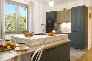 Fridge, microwave, oven, stovetop - DOMAINE DE LA BORIA gîte in the heart of 13ha of nature facing the hill of Lascaux (Montignac-Lascaux)