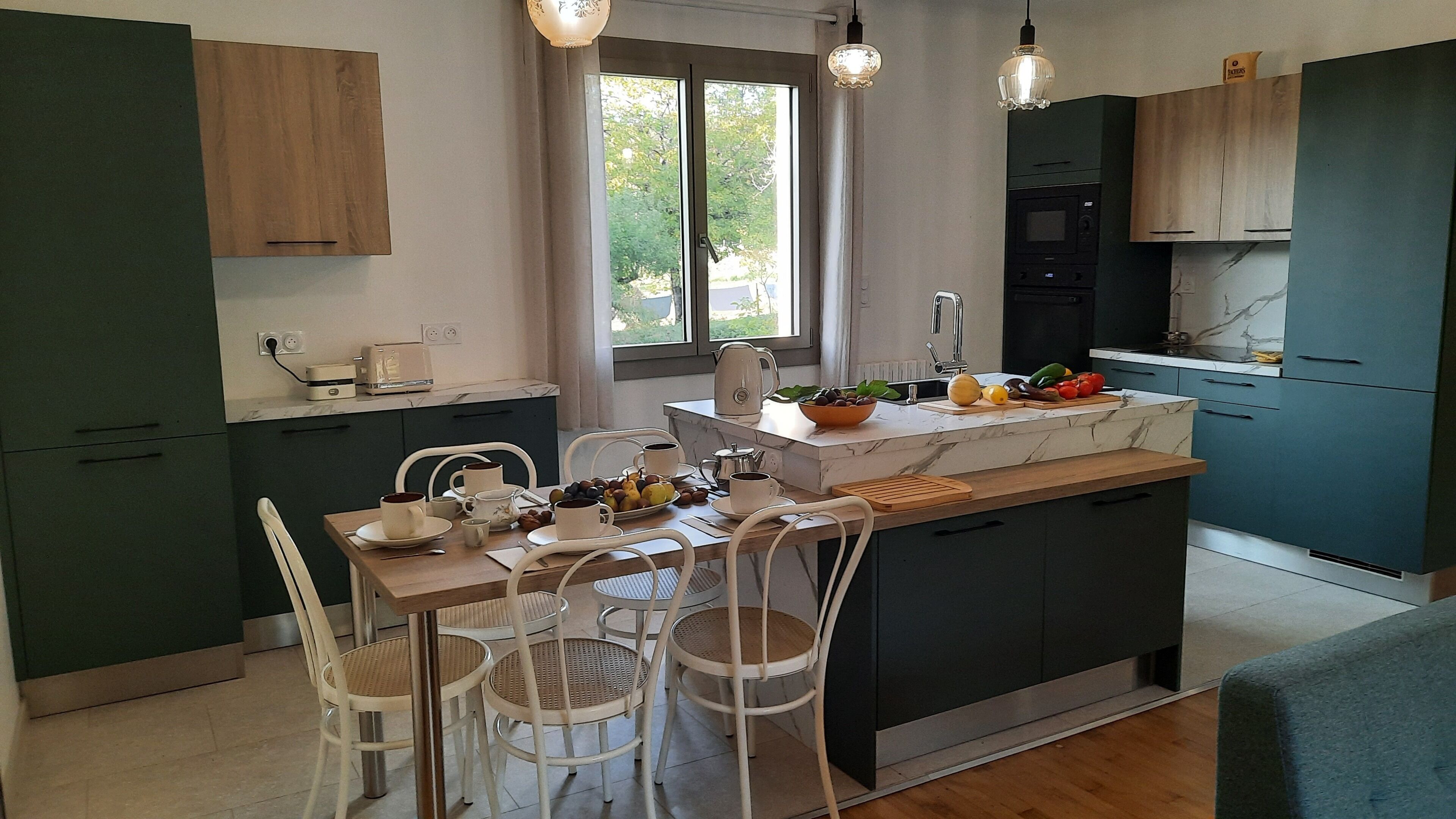 Réfrigérateur, micro-ondes, four, plaque de cuisson