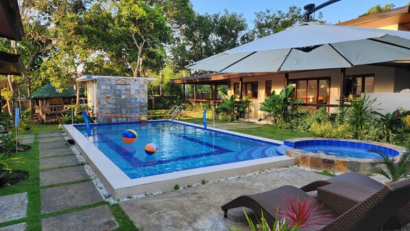 Una piscina al aire libre