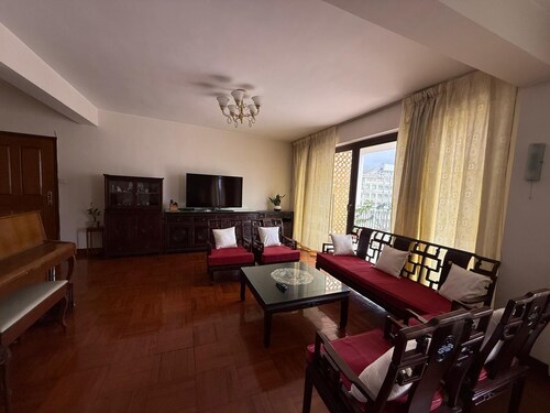 Brilliant 4-bedroom and 2.5 bathrooms apartment with AC in Kowloon Tong