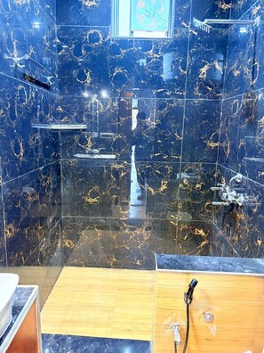 Een douche, een bidet, handdoeken, zeep