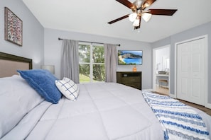 4 bedrooms, desk, WiFi