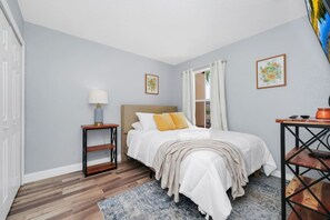 4 bedrooms, desk, WiFi