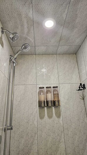 Shower, hair dryer, towels, soap - Cozy, fun, great food! (Niagara Falls)