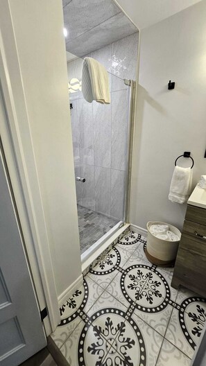 Shower, hair dryer, towels, soap - Cozy, fun, great food! (Niagara Falls)