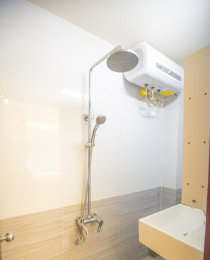 Baignoire à jets, sèche-cheveux, serviettes fournies, savon