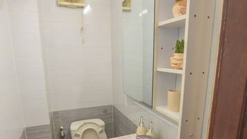 Baignoire Ă  jets, sĂšche-cheveux, serviettes fournies, savon