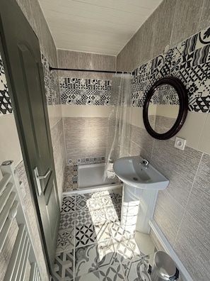 Regadera, toallas, jabón, papel de baño 