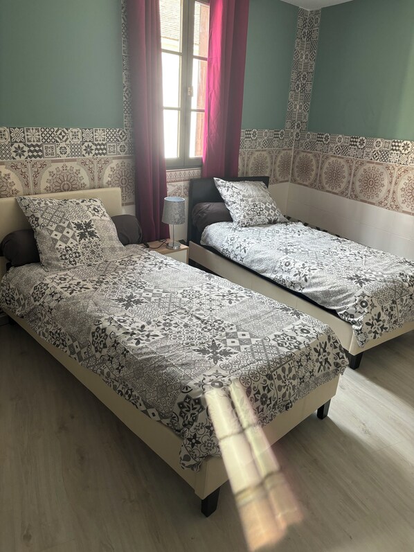 7 bedrooms, WiFi, bed sheets