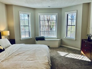 4 bedrooms, iron/ironing board, WiFi, bed sheets