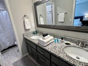 Douche, sèche-cheveux, serviettes fournies, savon