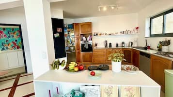 Køleskab, ovn, kogeplade, opvaskemaskine