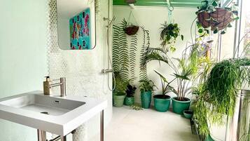 Bruser, hårtørrer, håndklæder, Sæbe