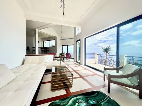 THEVIEW- 3-bedroom Villa in Funchal São Gonçalo with private rooftop terrace 