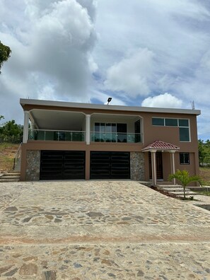 Vista frontal de la propiedad