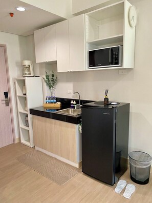 Refrigerador, microondas, parrilla de estufa y cafetera y tetera