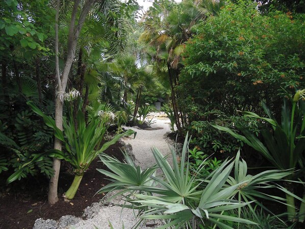 Property grounds - Close To Perfect
Tropical Elegance in the Heart of Key West Golf Club w/Pool (Key West)