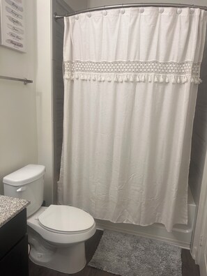 Secador de cabelo, toalhas de banho, sabonete, papel higiênico