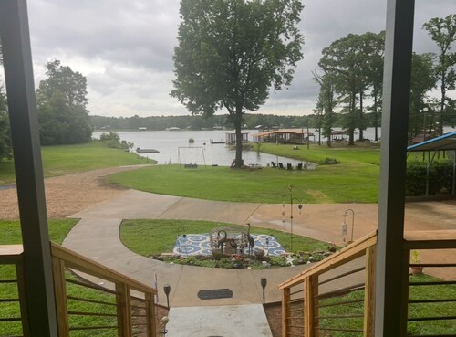 Fisherman’s paradise waterfront. Boat ramp on property sleeps 6.      2-2. 