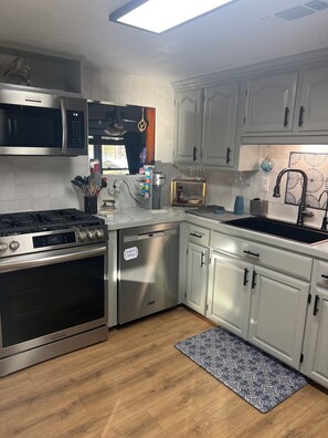 Fridge, microwave, oven, stovetop - Fisherman’s paradise waterfront. Boat ramp on property sleeps 6.      2-2.  (Many)