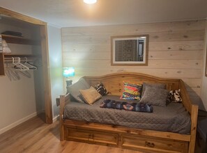 2 bedrooms, free WiFi, bed sheets - Fisherman’s paradise waterfront. Boat ramp on property sleeps 6.      2-2.  (Many)