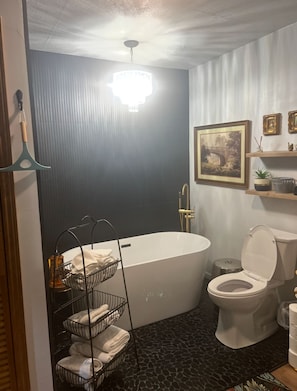 Douche, sĂšche-cheveux, serviettes fournies, savon