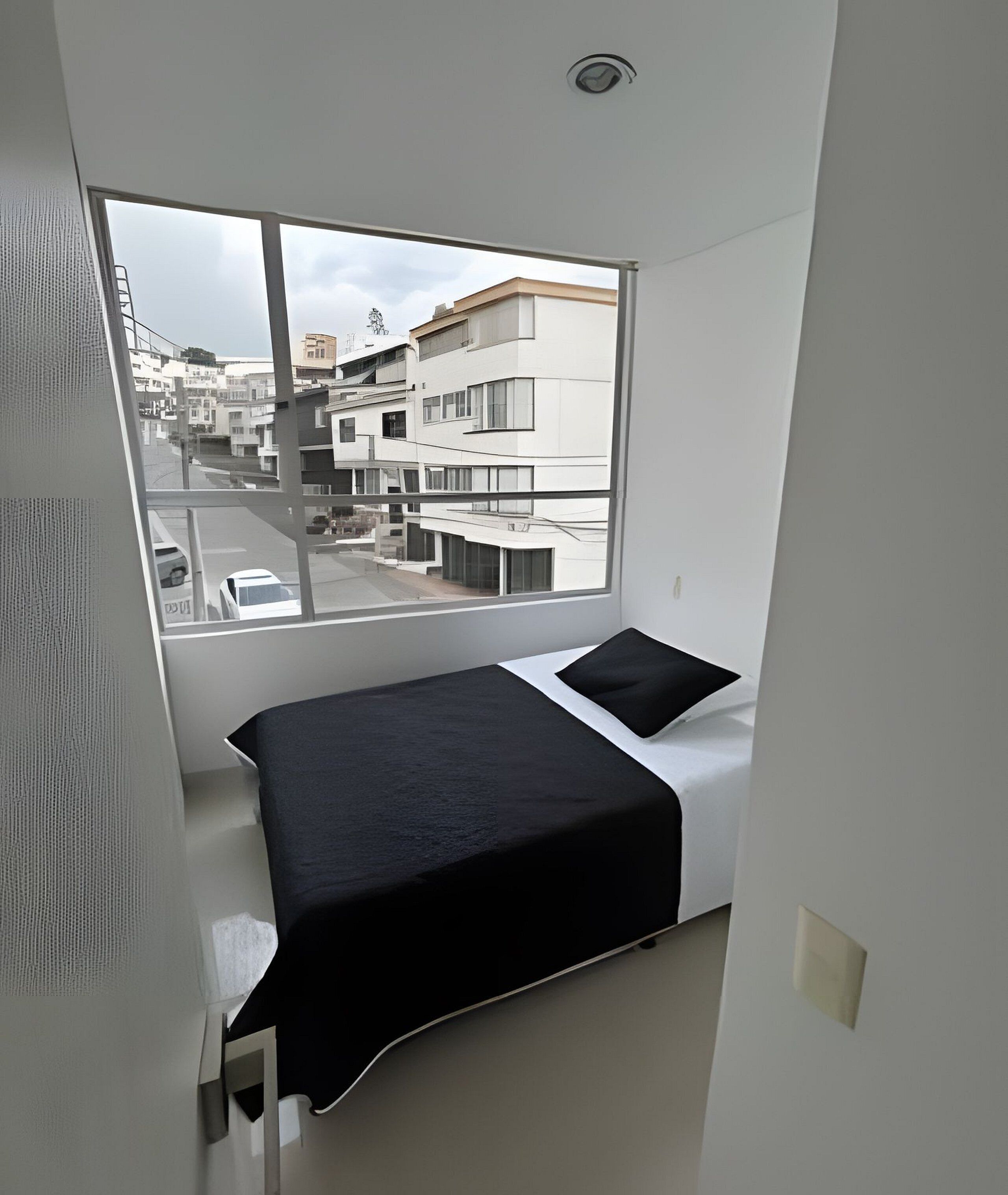 2 habitaciones, tabla de planchar con plancha y ropa de cama 