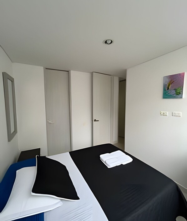 2 habitaciones, tabla de planchar con plancha y ropa de cama