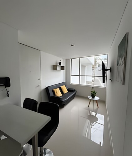 Modern and Comfortable Near Cable Plaza