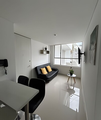 Modern and Comfortable Near Cable Plaza