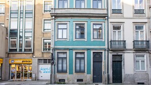 A multi-story building with a ground-floor shop named "mini precio". - Modern Retro Downtown by LovelyStay (Porto)