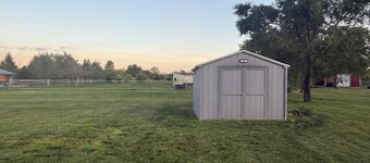 3-bedroom house in charming Fostoria with horse amenities