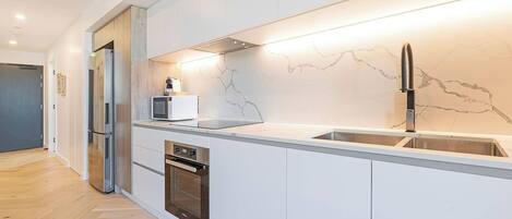 Réfrigérateur, micro-ondes, four, plaque de cuisson