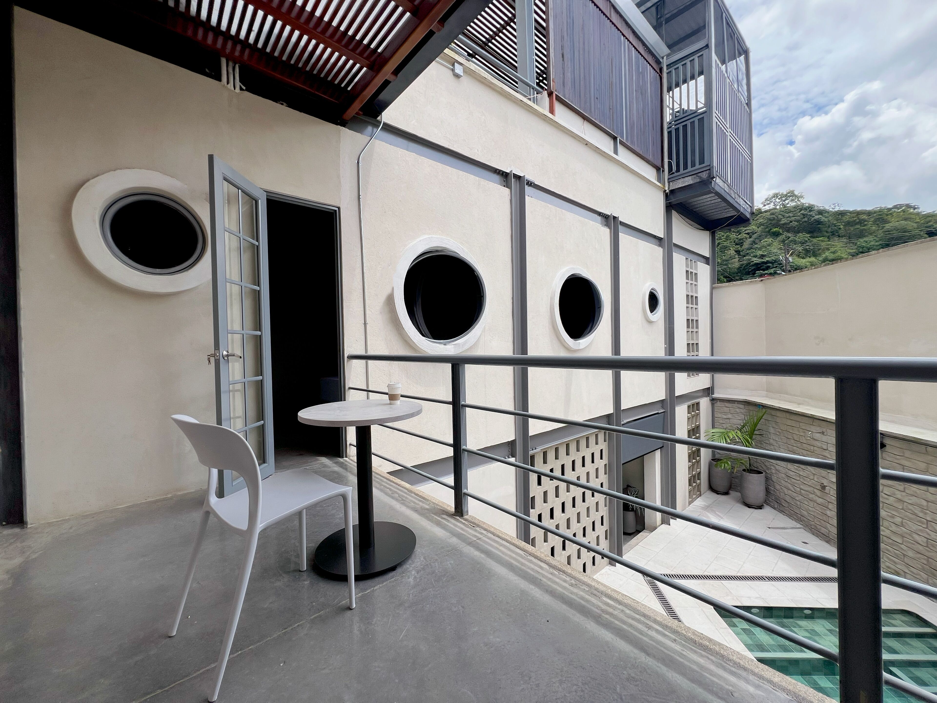 Deluxe Double Room, Balcony, Pool View | Living area