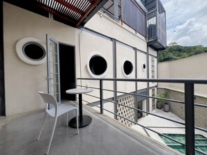 Deluxe Double Room, Balcony, Pool View | Living area - Capybara Hostel (Villavicencio)