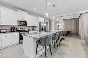 Fridge, microwave, oven, stovetop - 2025 Brand NEW 07 Bedrooms At Solara Resort (Kissimmee)