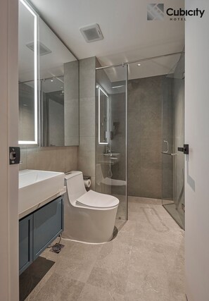 Shower, free toiletries, hair dryer, towels
