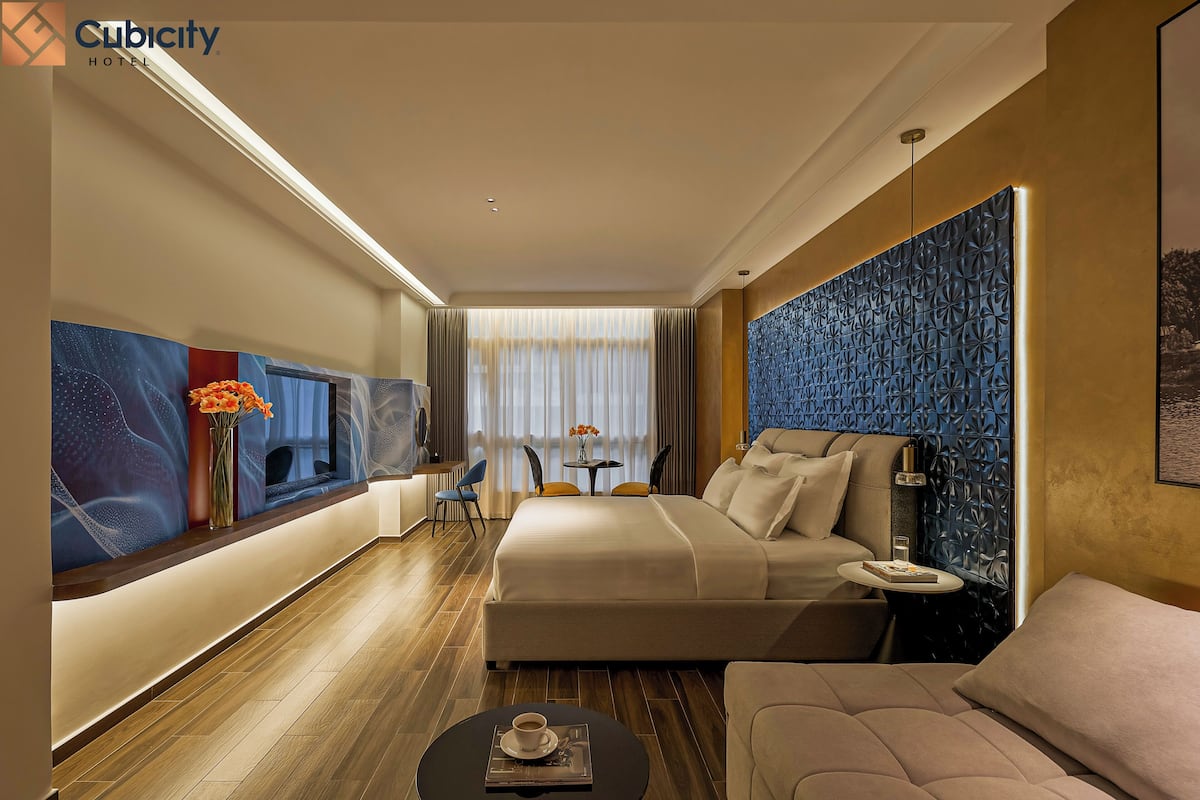 Deluxe Suite | Egyptian cotton sheets, premium bedding, down comforters