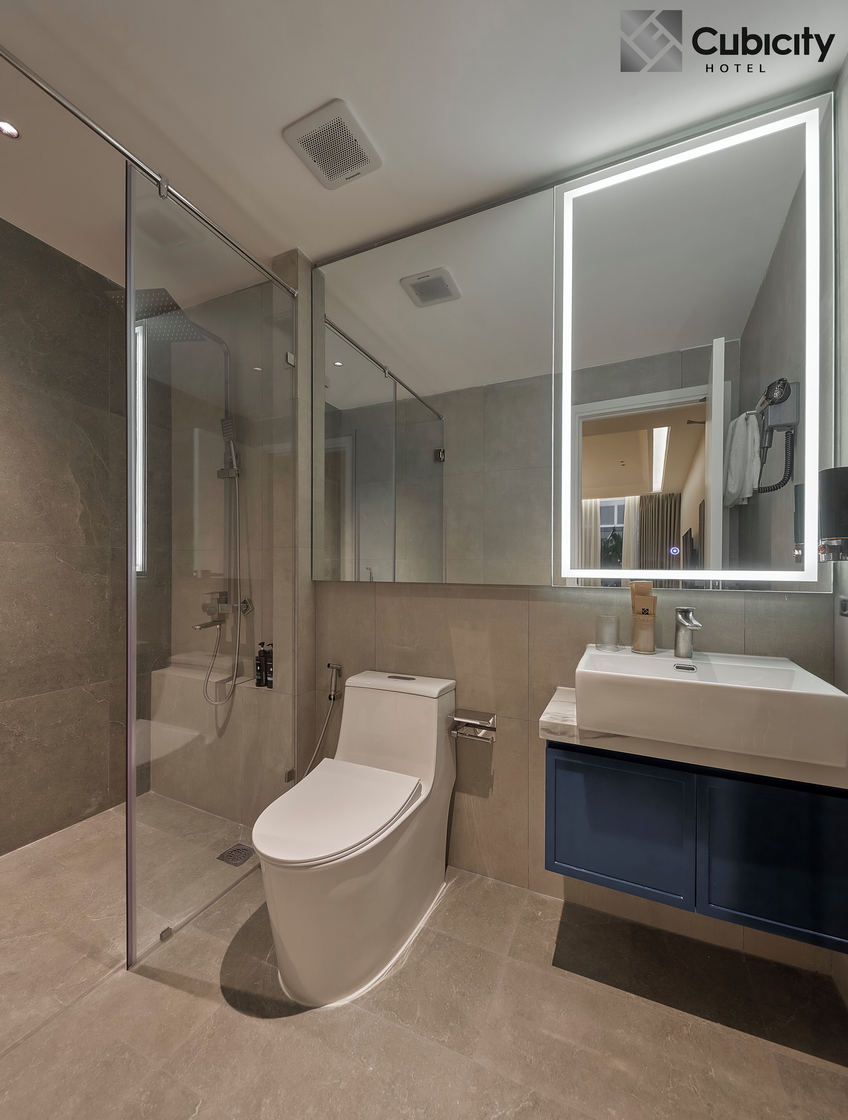 Dusche, kostenlose Toilettenartikel, Haartrockner, Hausschuhe