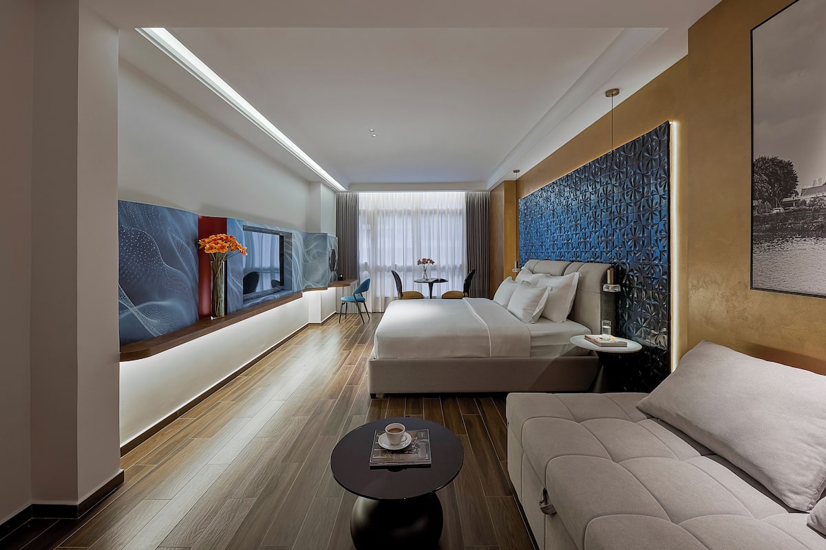 Deluxe Suite | Egyptian cotton sheets, premium bedding, down duvets